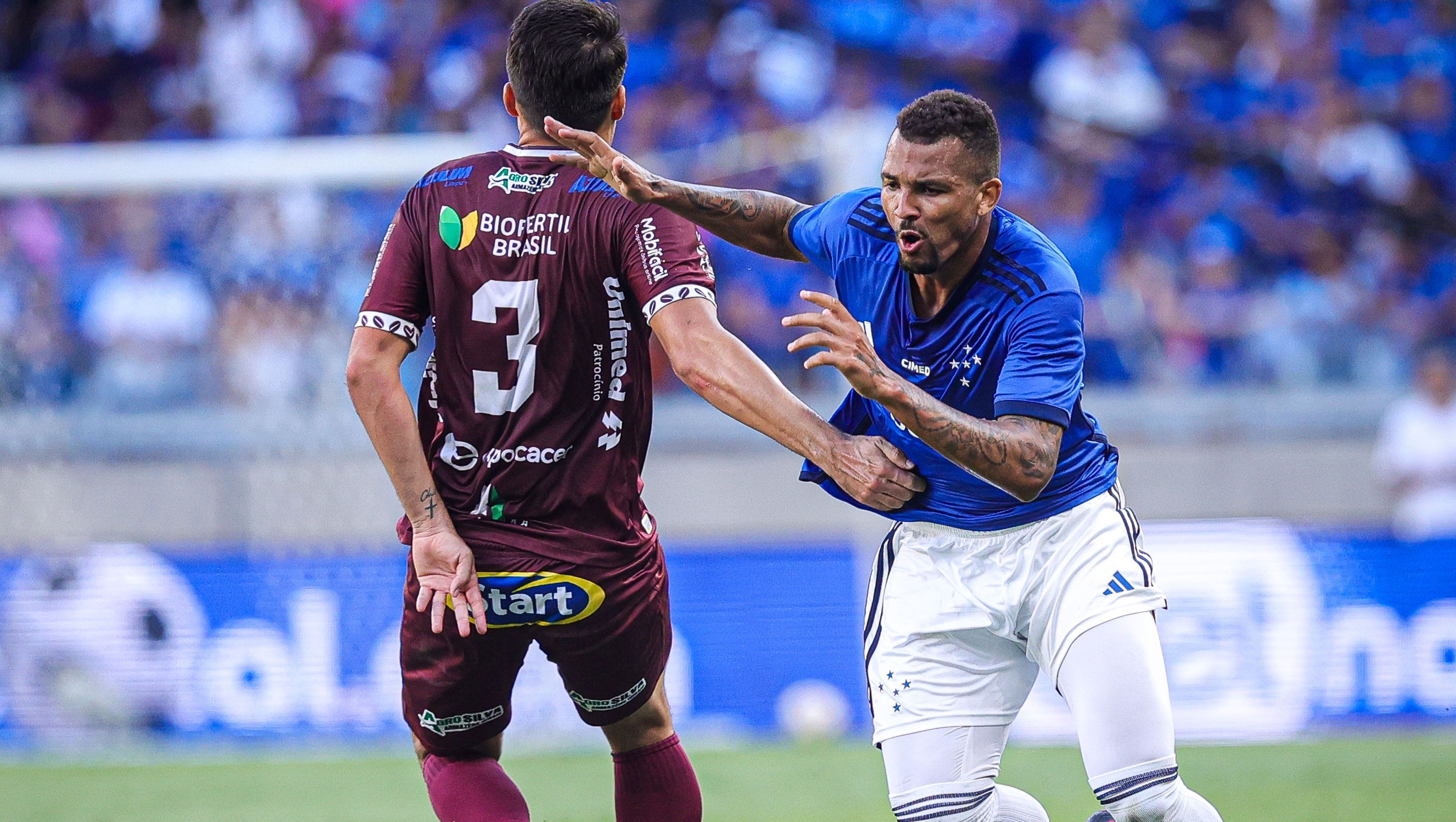Zagueiro do Cruzeiro é zoado por esposa: ‘Vai tomar amarelo lá na p* que p*’