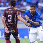 Zagueiro do Cruzeiro é zoado por esposa: ‘Vai tomar amarelo lá na p* que p*’