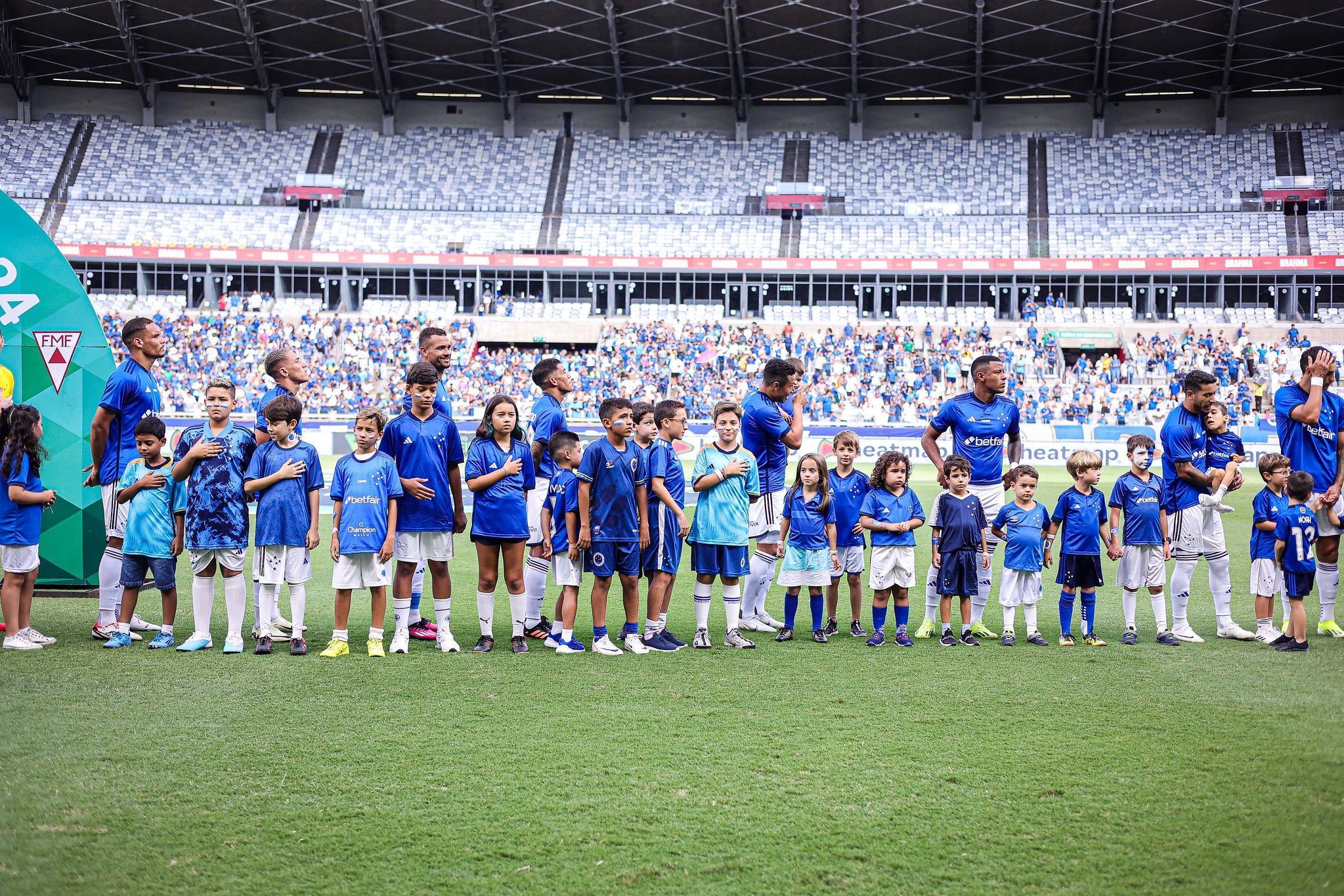 Comentarista rasga elogios a jogador do Cruzeiro após goleada: 'Ele é diferente'
