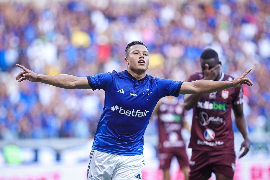 Marlon, do Cruzeiro, exalta torcida e companheiro de equipe: 'Nosso diferencial'