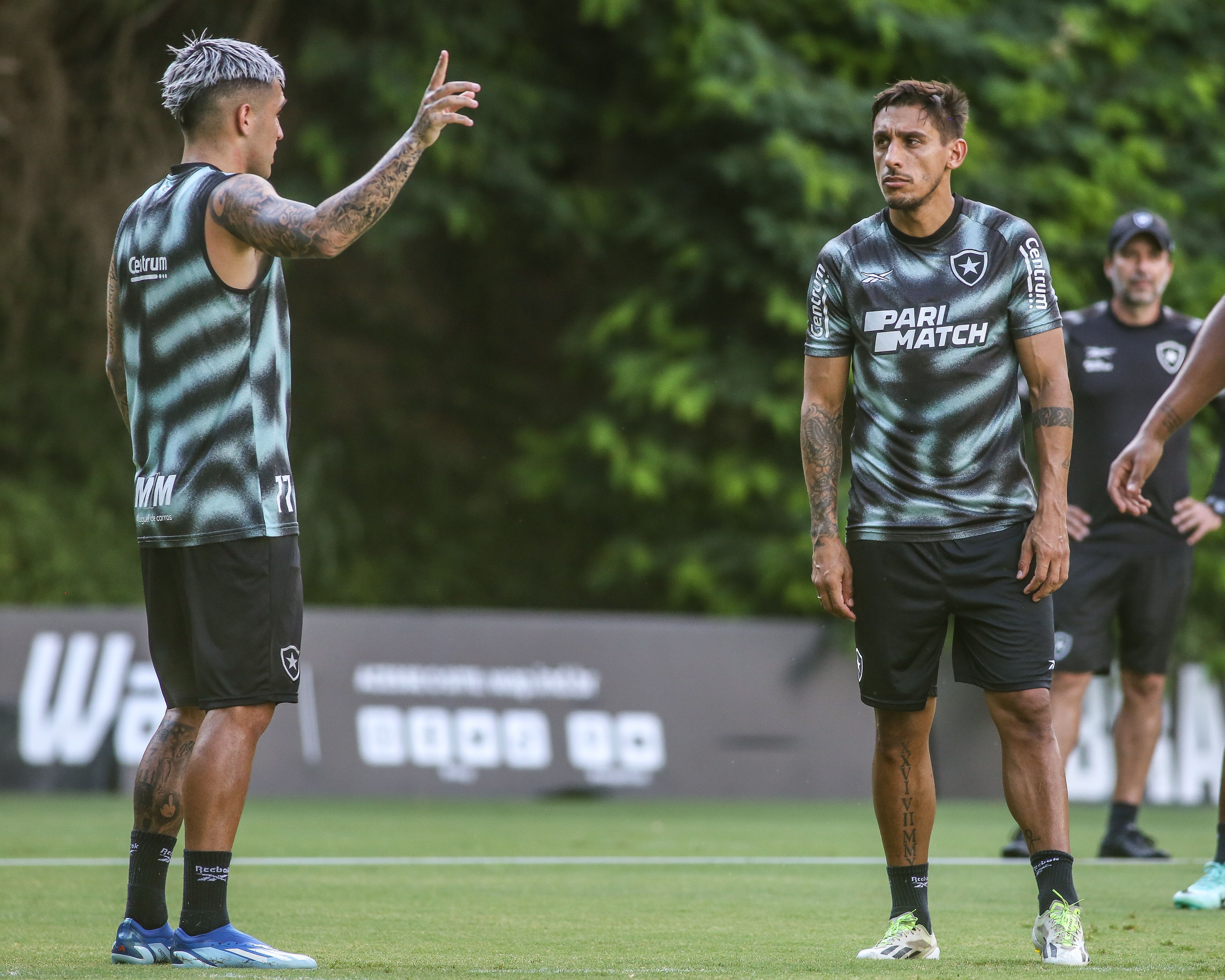 Damián Suárez se apresenta ao Botafogo e assume lado 'provocativo' em campo