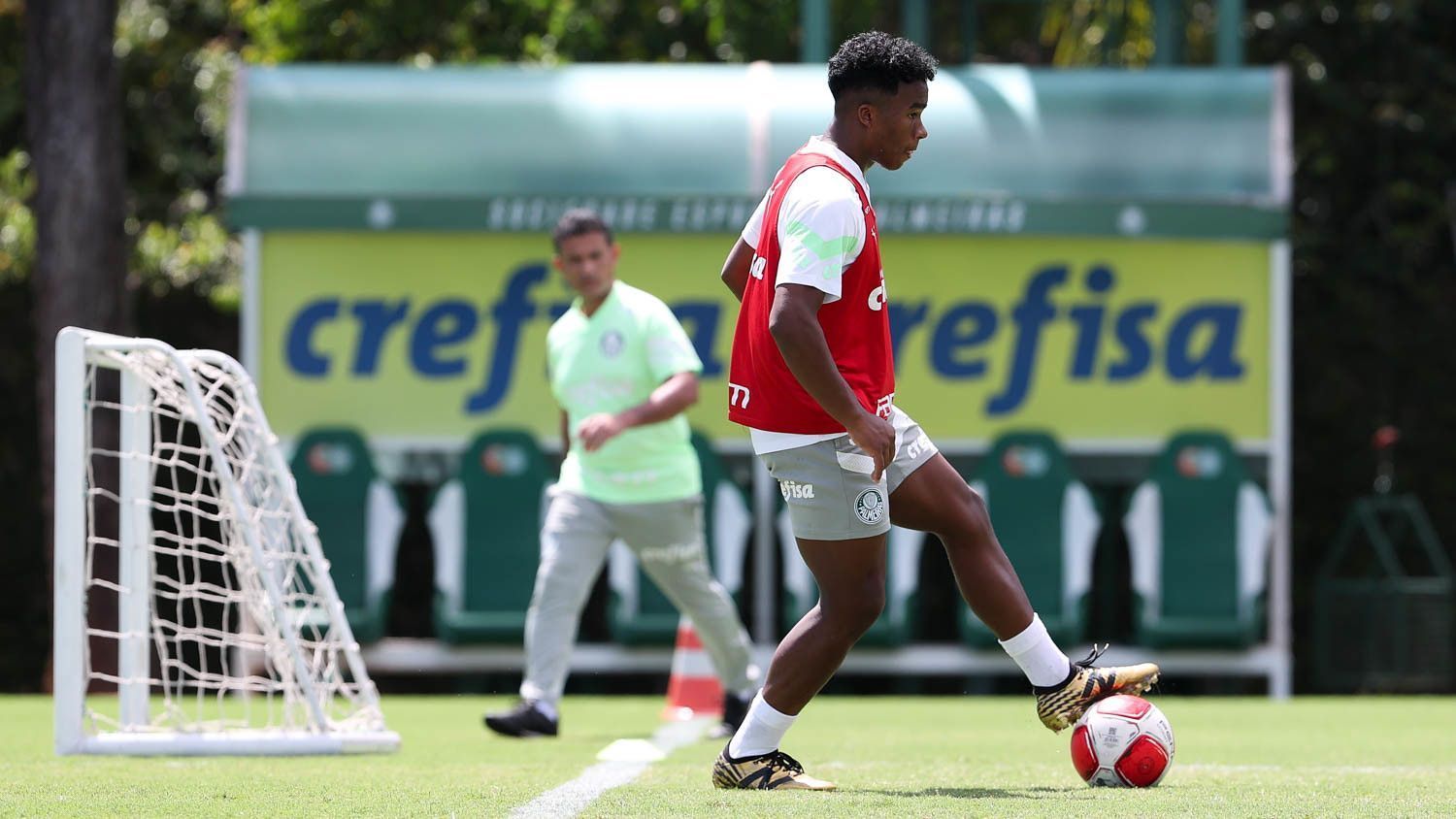 Após Pré-Olímpico, Endrick volta aos treinos do Palmeiras