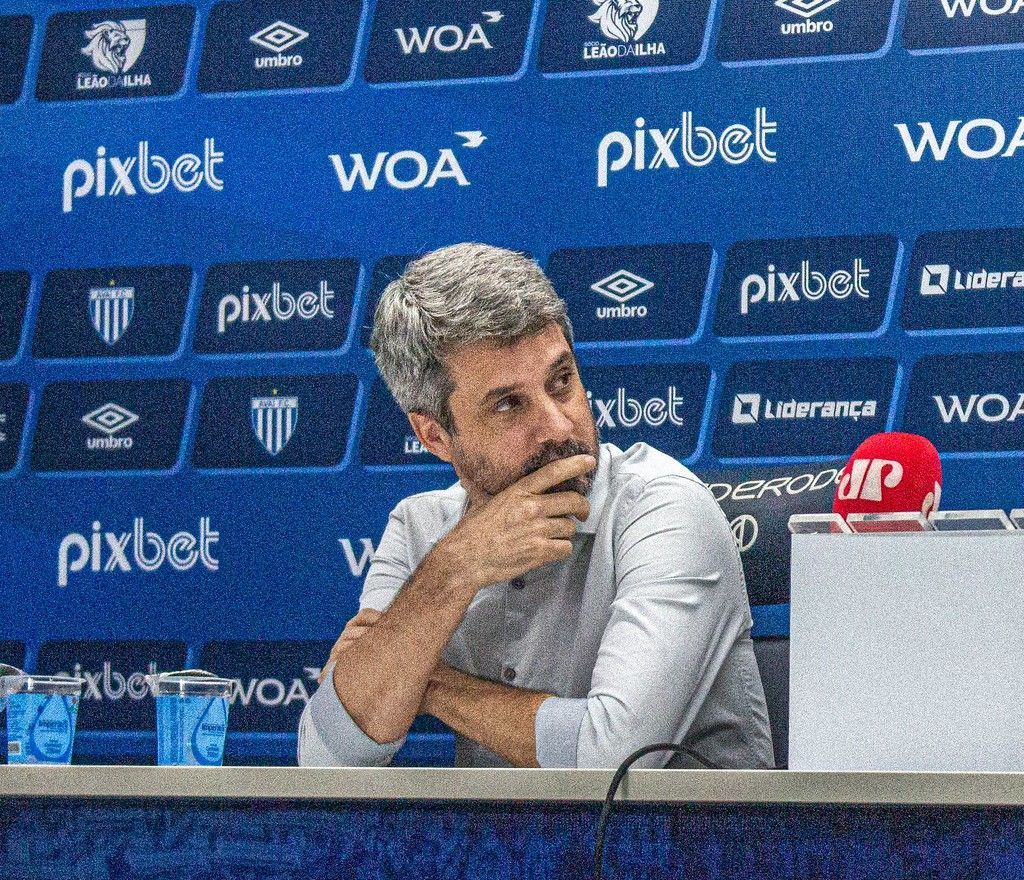 Athletico-PR se aproxima da contratação de Eduardo Freeland, diretor do Avaí