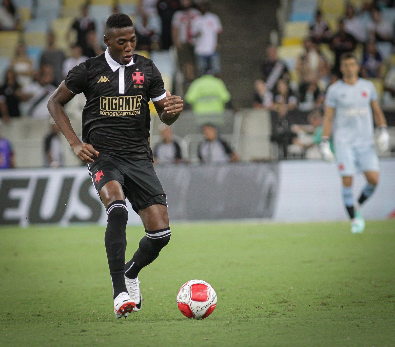 Liderança no Vasco e no futebol: Léo se torna uma das vozes mais fortes contra o preconceito