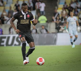 Léo em ação pelo Vasco