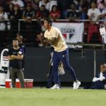 Técnico do São Paulo critica arbitragem e explica escalação diferente contra Santos