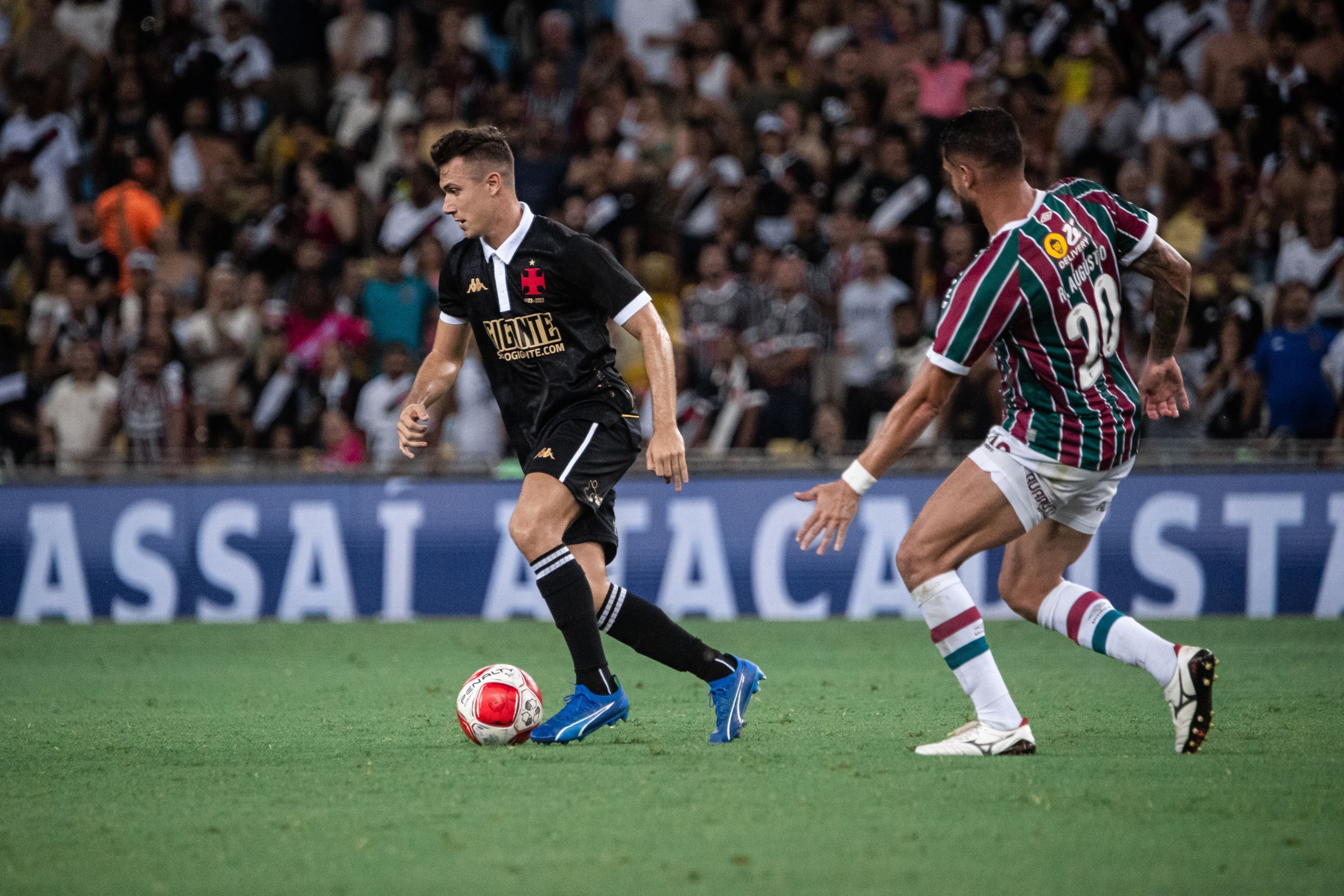Com arbitragem confusa, Fluminense e Vasco empatam sem gols pelo Campeonato Carioca