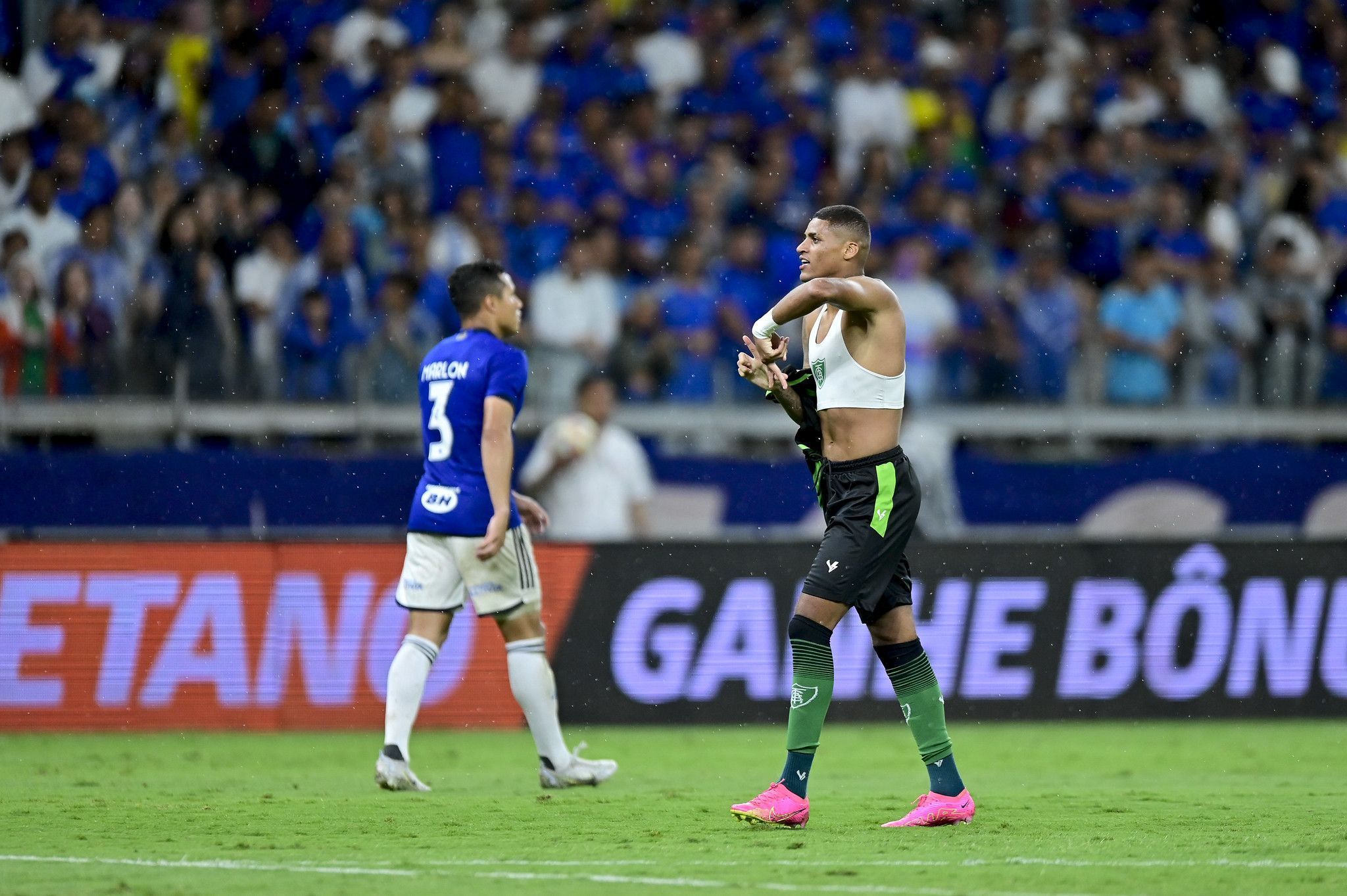 Atacante do América provoca Cruzeiro após eliminação na Copa do Brasil