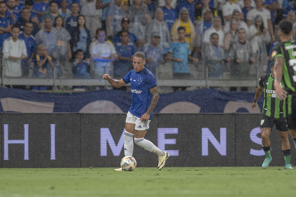 Titular do Cruzeiro deixa clássico contra o América com dores e preocupa