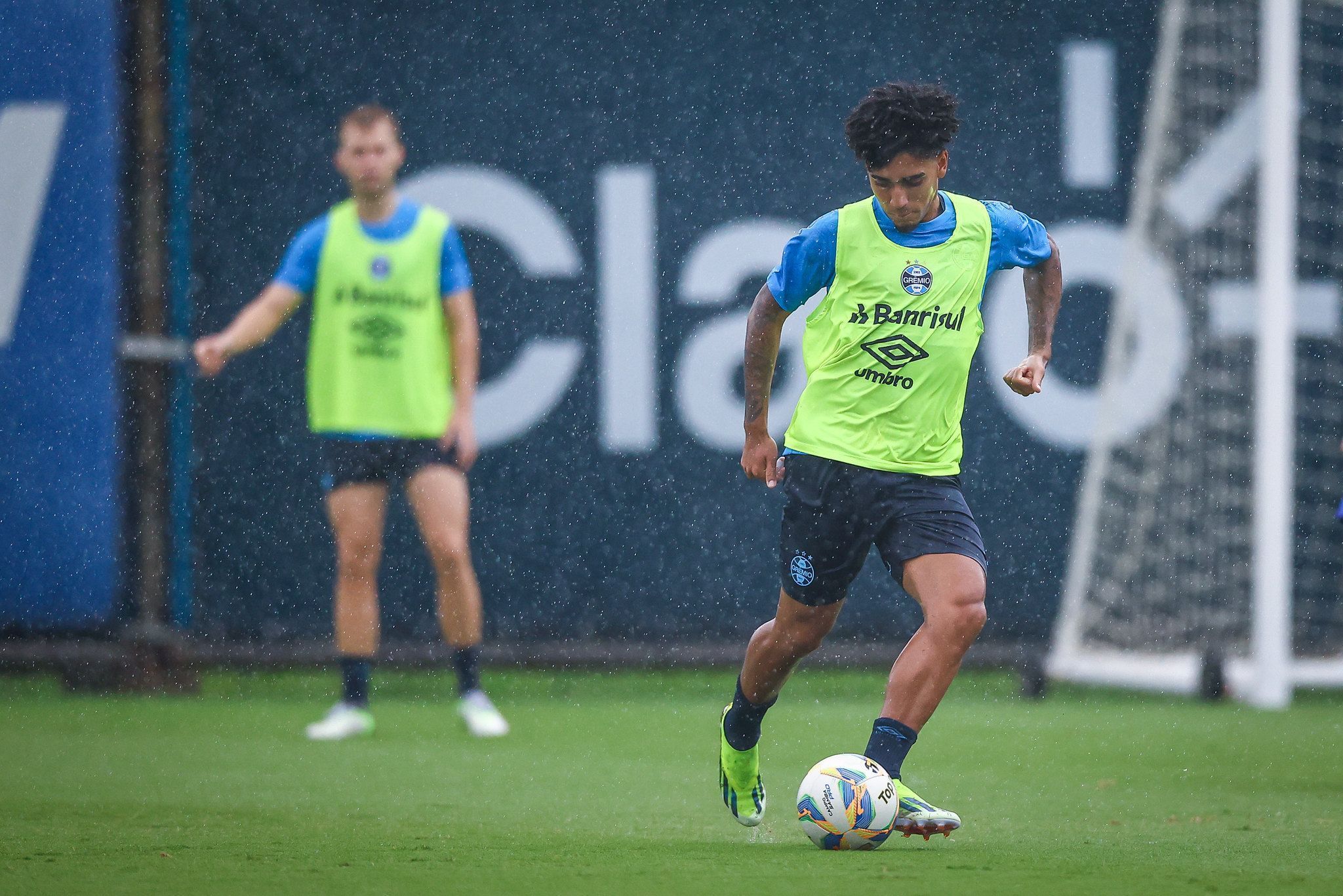 Pavón e Du Queiroz são relacionados pelo Grêmio para enfrentar o Santa Cruz pelo Gauchão; veja