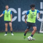 Pavón e Du Queiroz são relacionados pelo Grêmio para enfrentar o Santa Cruz pelo Gauchão; veja