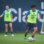 Pavón e Du Queiroz são relacionados pelo Grêmio para enfrentar o Santa Cruz pelo Gauchão; veja