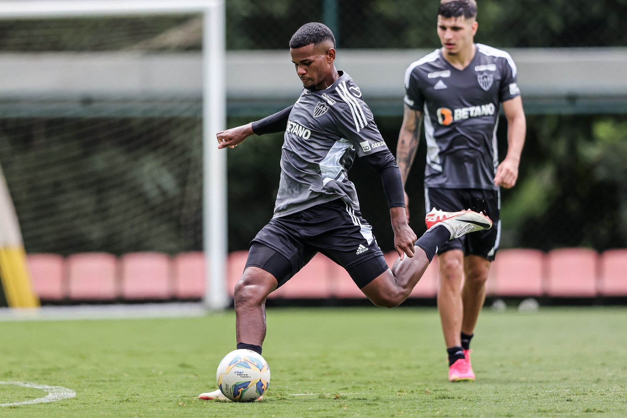 Em alta no Atlético, Alisson revela orientação de Felipão e mira sequência entre profissionais