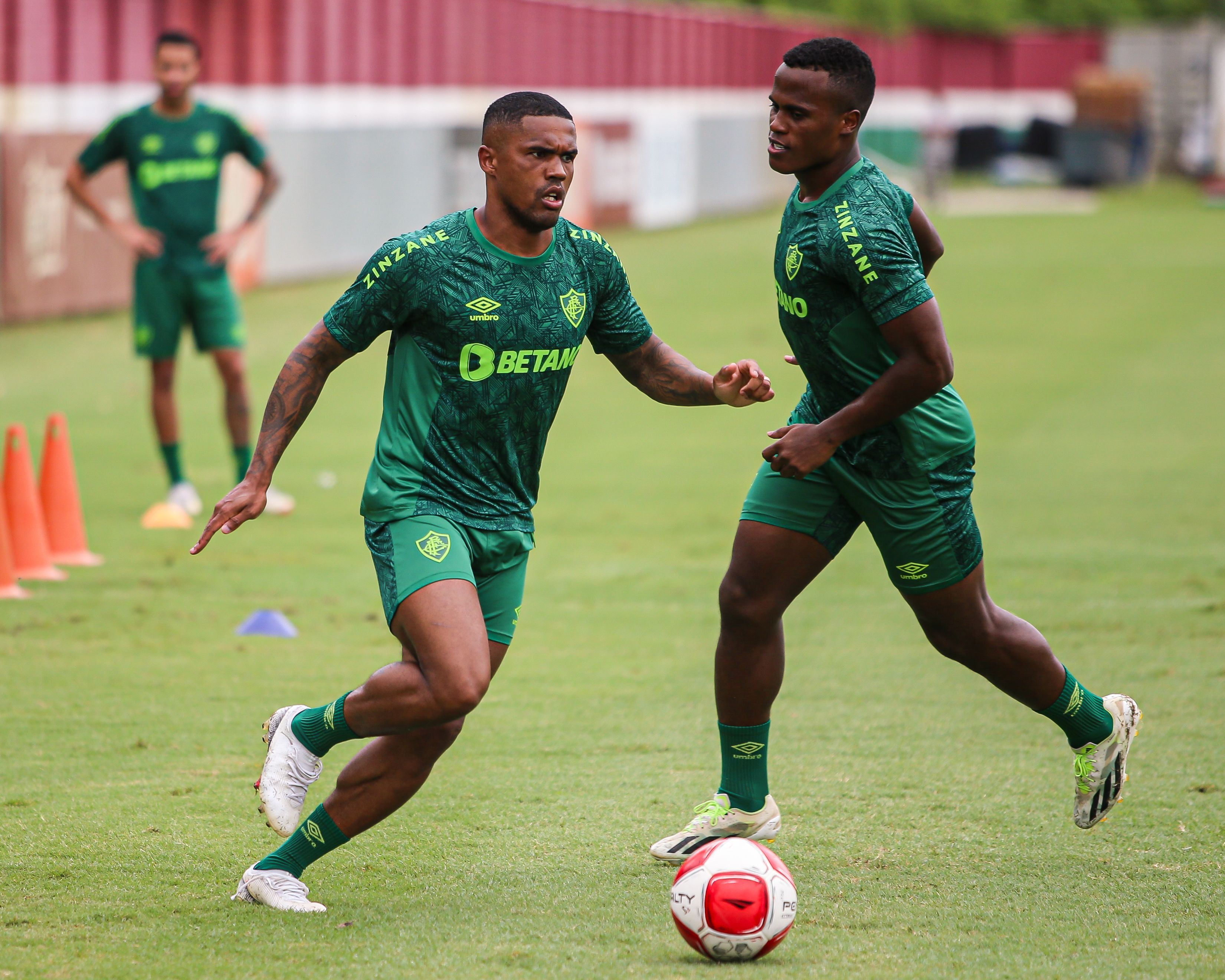 Madureira x Fluminense: Douglas Costa deve ser titular pela primeira vez