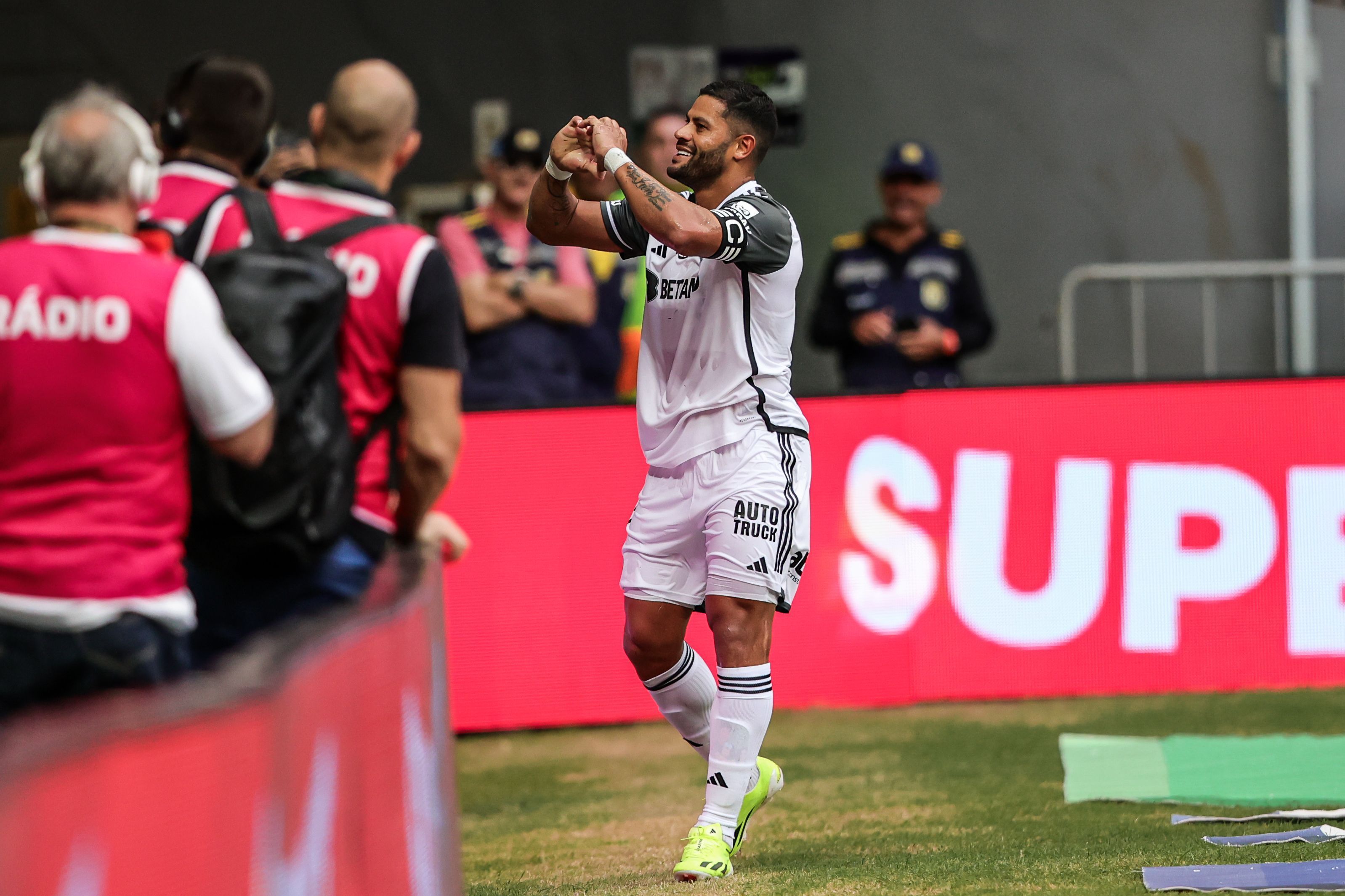 Atlético anuncia renovação de Hulk até dezembro de 2026