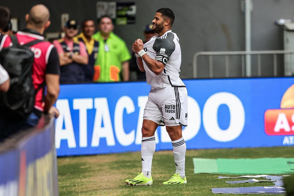 Hulk marca contra o Itabirito e fica a um gol de número histórico pelo Atlético