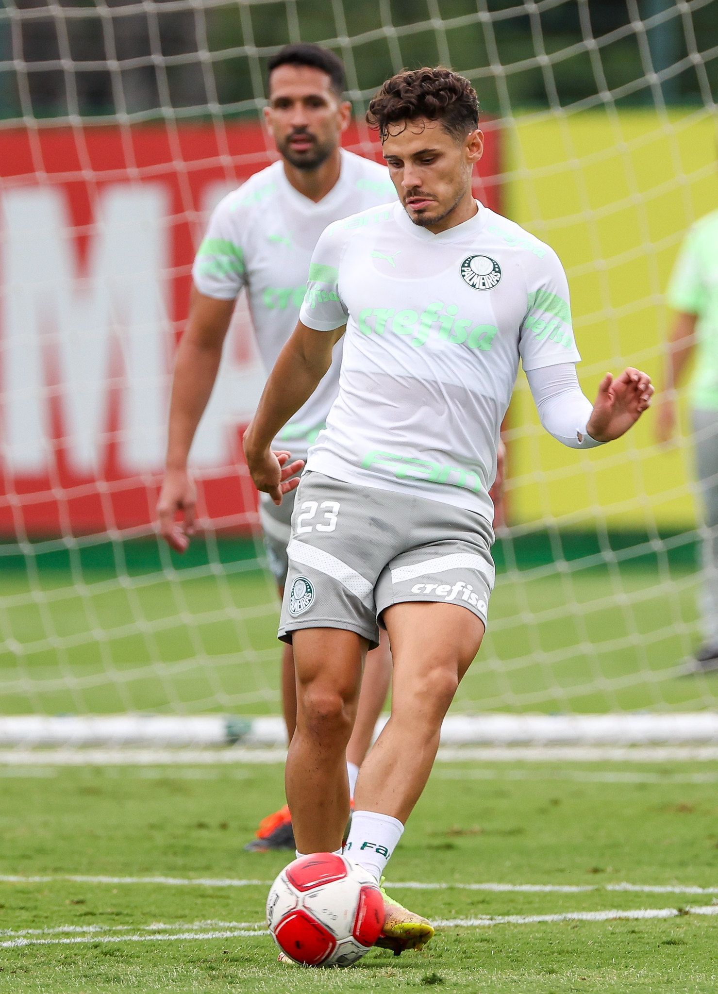 Raphael Veiga se recupera de infecção, mas Palmeiras perde Gómez por lesão no pé