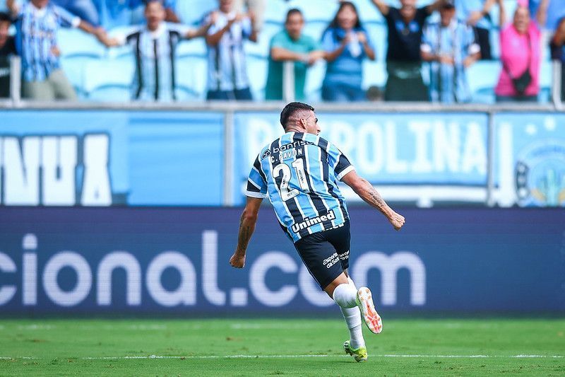 Pavón comemora estreia com gol pelo Grêmio: 'Estou muito feliz, tenho muito a agradecer’