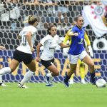 Zagueira do Cruzeiro responde a provocações de torcedores do Atlético