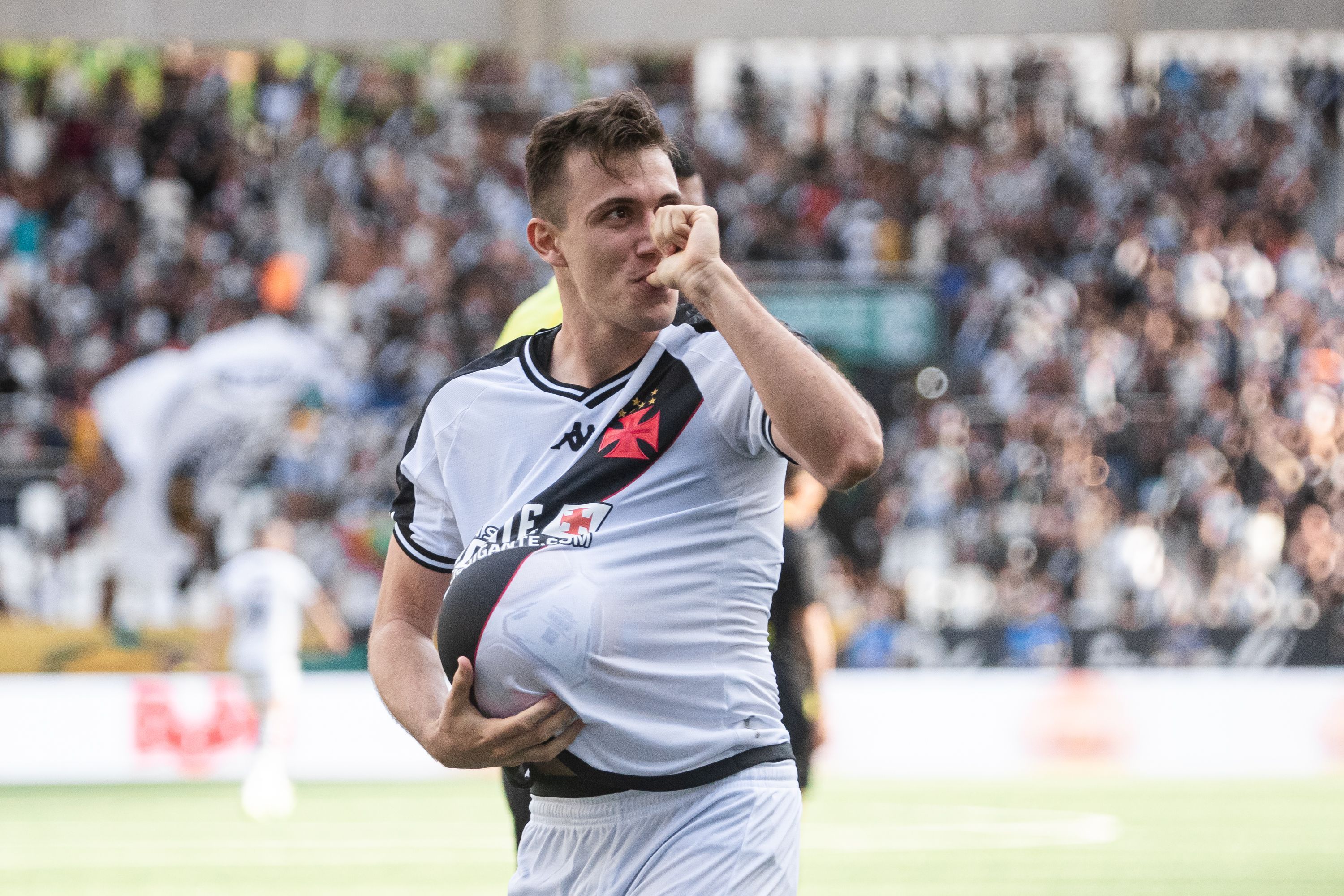 Com contrato renovado, Lucas Piton pode render lucros ao Vasco ainda em 2024