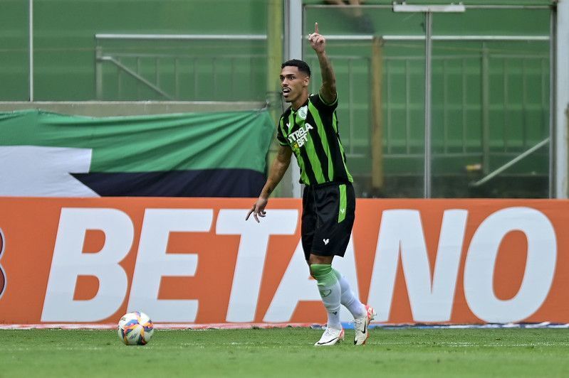 Titular do América deixa jogo com dores e preocupa para clássico contra Atlético