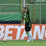 Titular do América deixa jogo com dores e preocupa para clássico contra Atlético