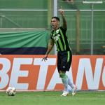 Titular do América deixa jogo com dores e preocupa para clássico contra Atlético