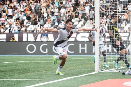 Galdames comemora gol diante do Botafogo