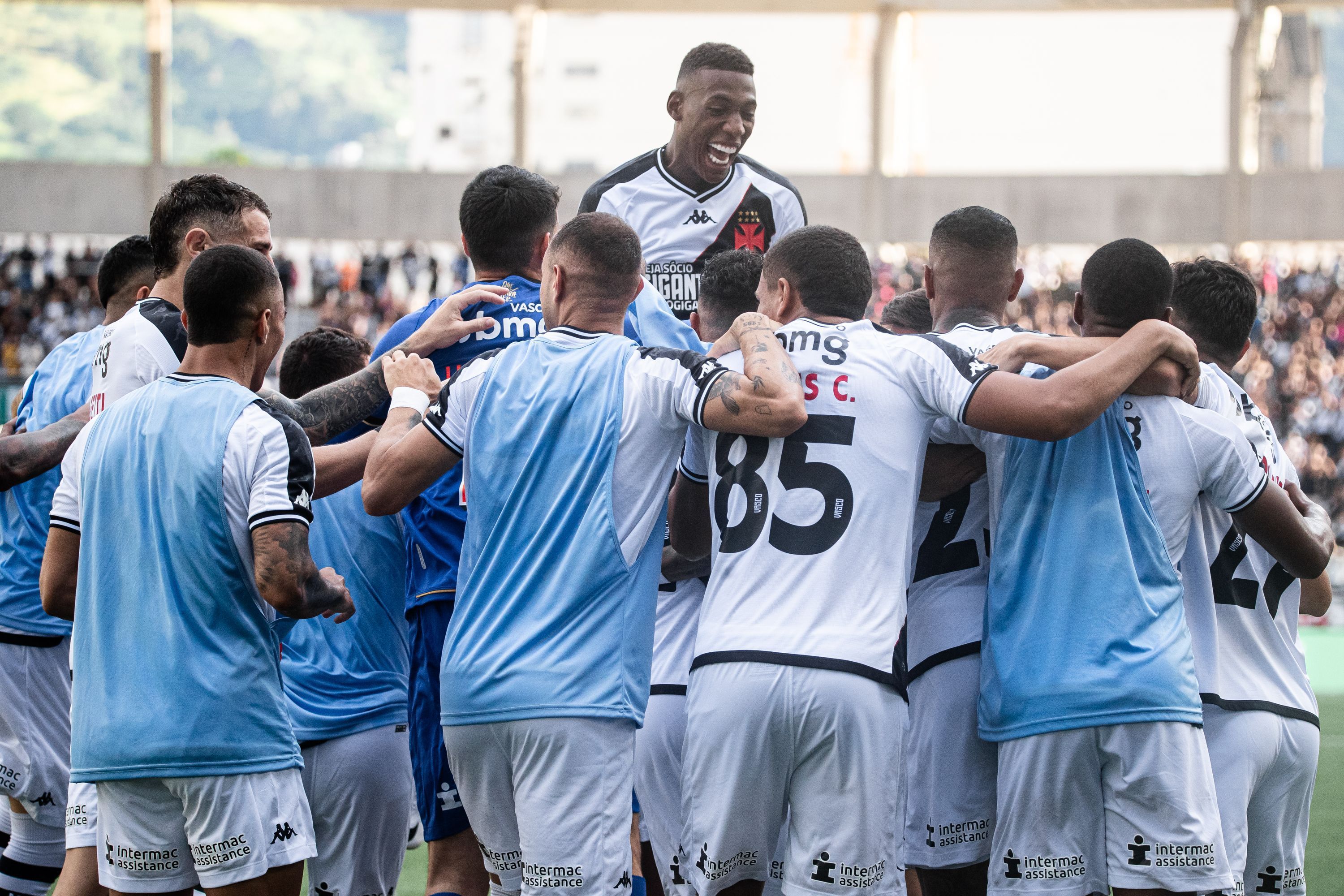 Vasco ainda observa o mercado e busca mais duas contratações