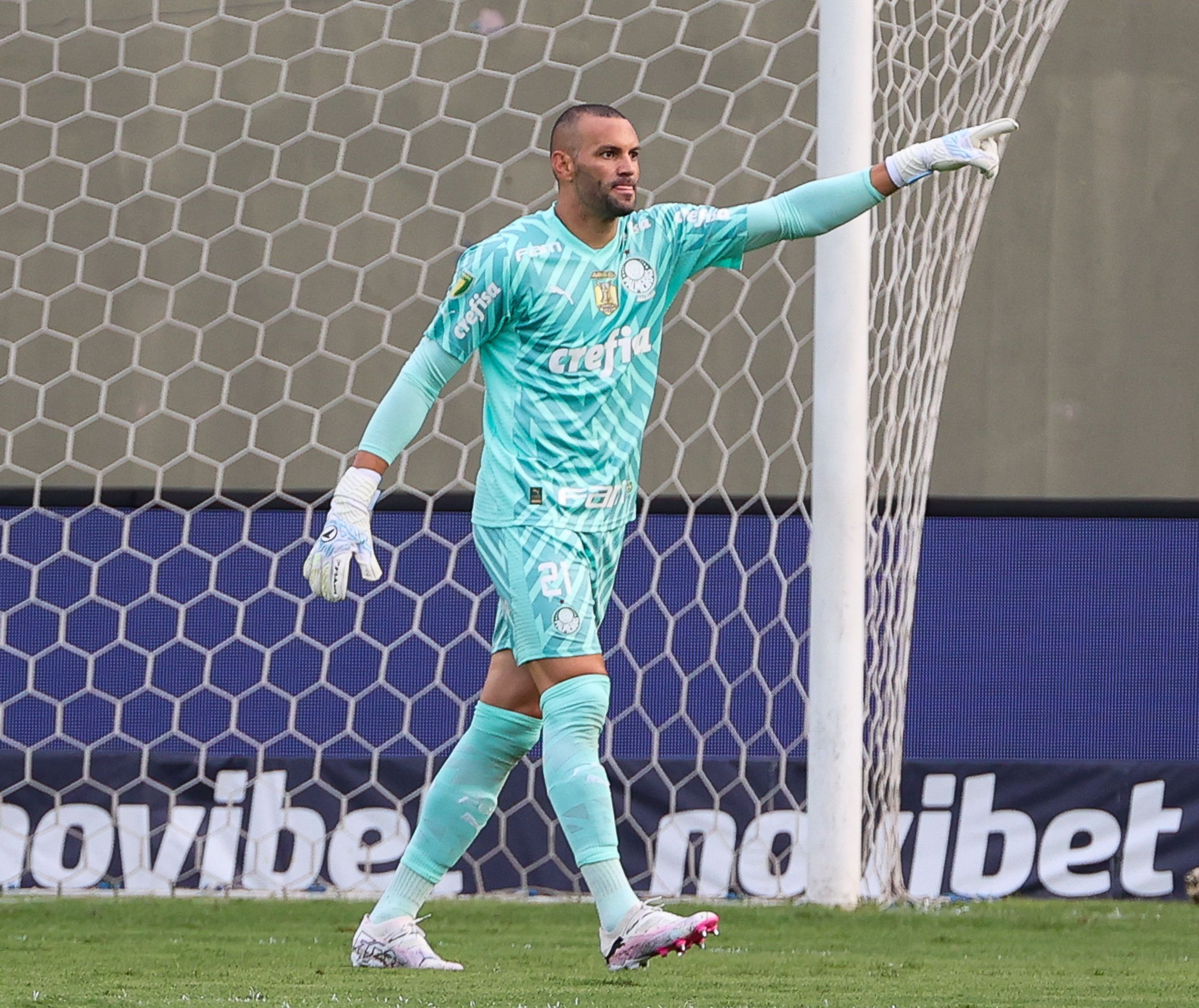 Weverton tranca redes sociais sob ataques por falha em jogo contra o Corinthians
