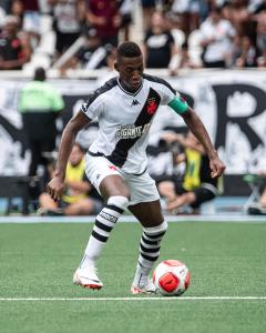 Léo em ação pelo Vasco