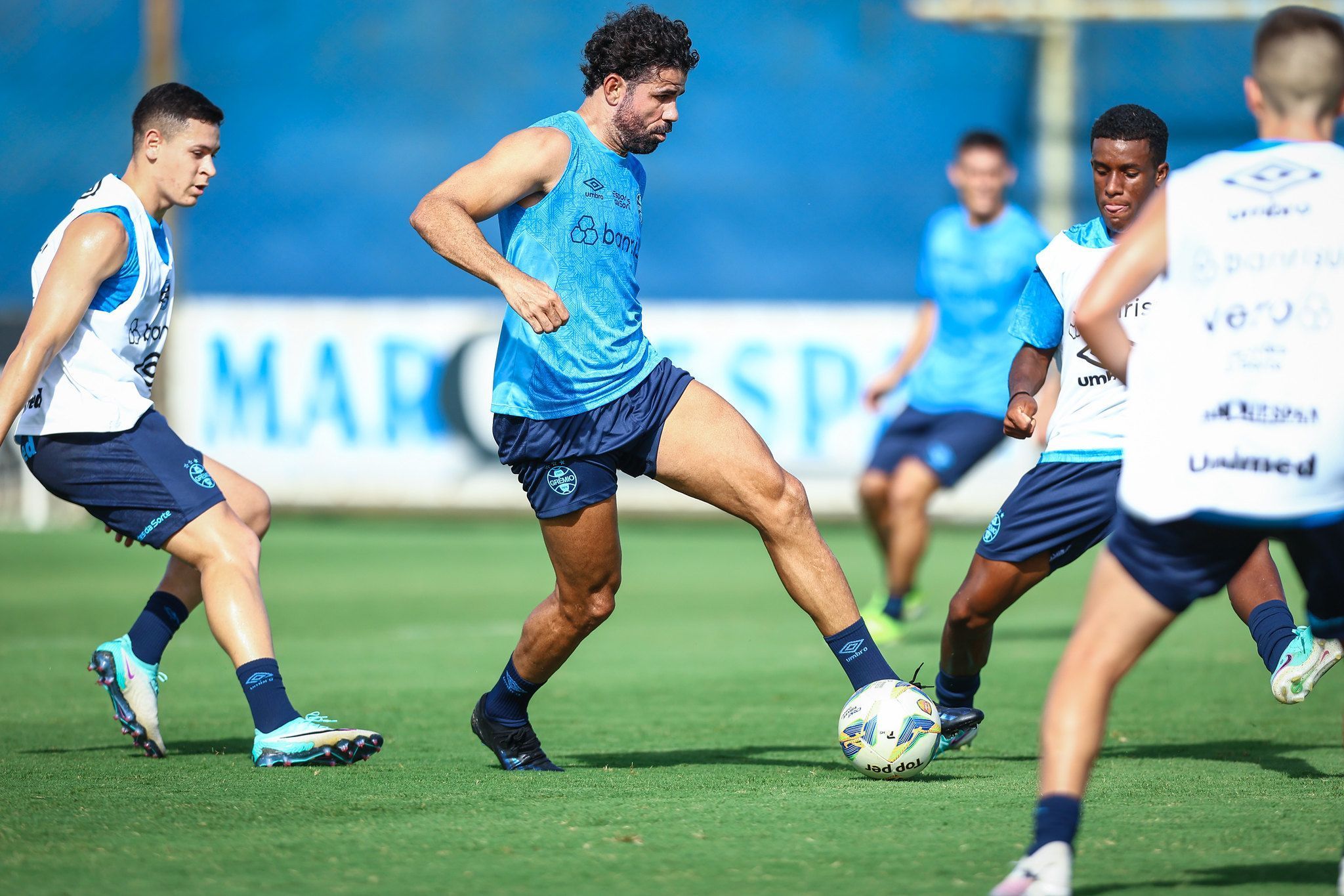 Diego Costa participa de primeiro coletivo no Grêmio; atacante pode ser novidade no Gre-Nal