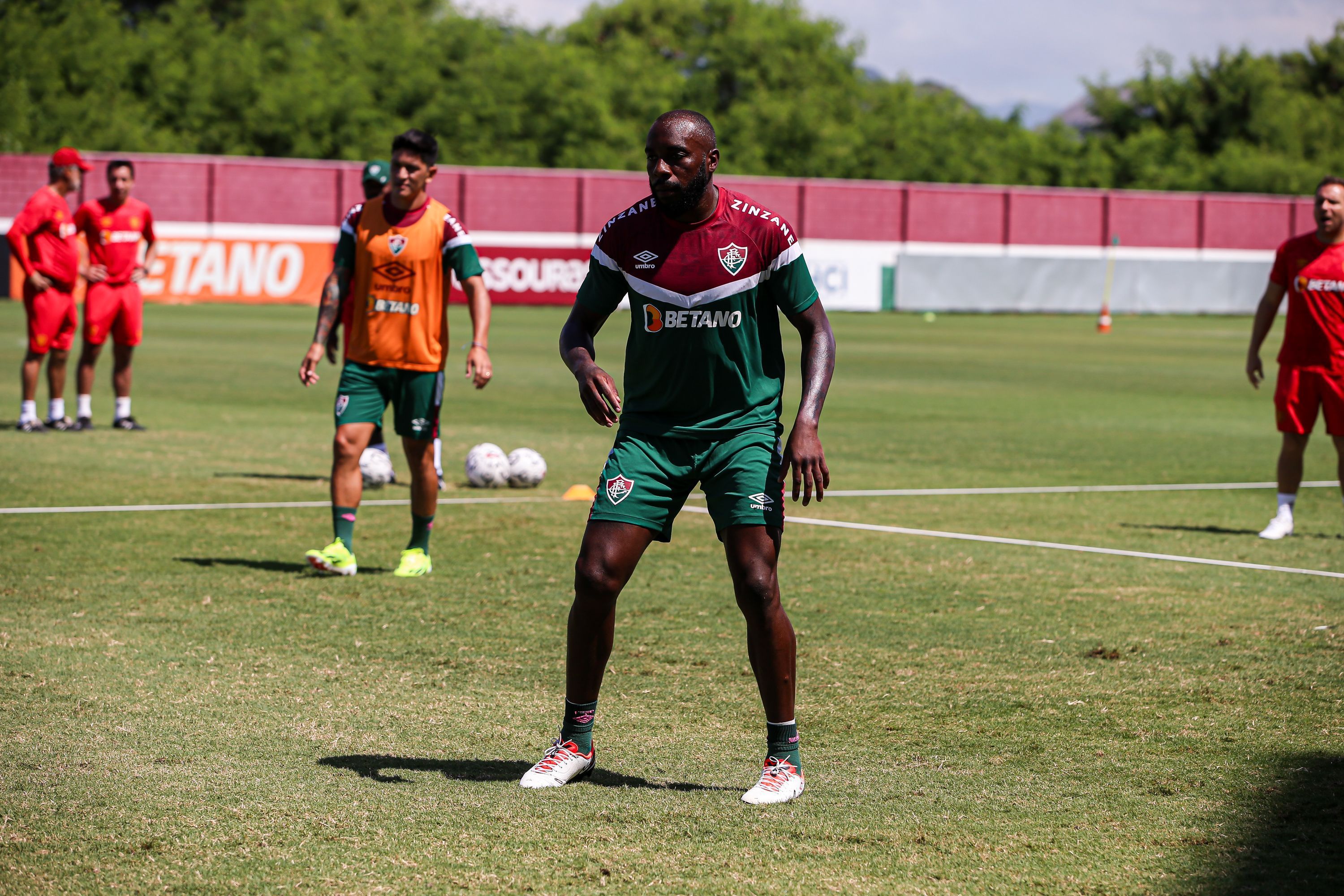 De volta de suspensão por doping, Manoel é novidade nos relacionados do Fluminense