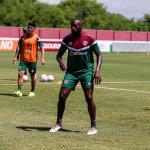 De volta de suspensão por doping, Manoel é novidade nos relacionados do Fluminense