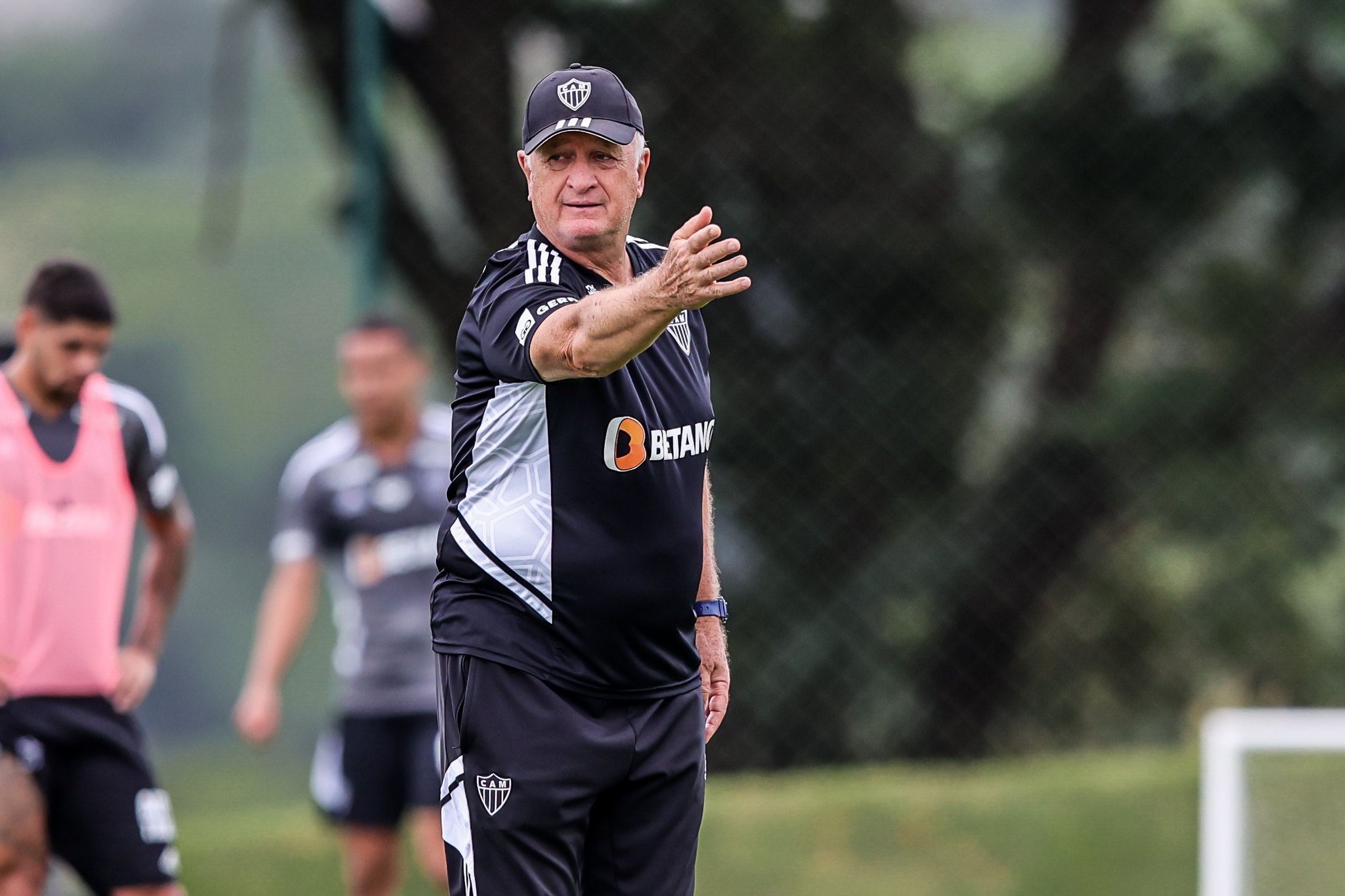 Em clássico pelo Mineiro, Atlético pode ter a quarta dupla de zaga diferente em 2024
