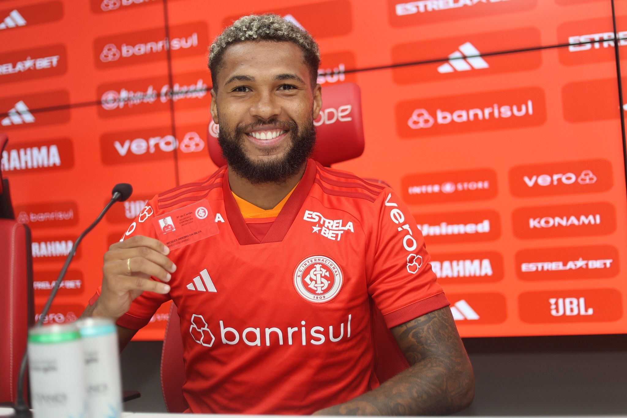 Ex-Cruzeiro e hoje no Inter, Wesley elogia técnico Roger Machado: ‘Melhor que já tive’