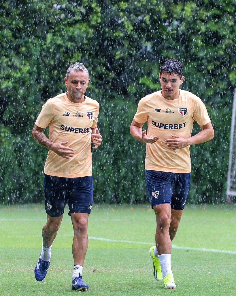 Rafinha completa um mês em recuperação de lesão no São Paulo