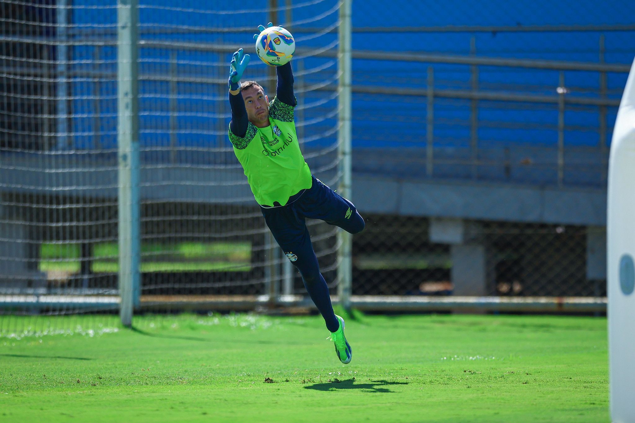 Marchesín sofre lesão muscular e desfalca o Grêmio