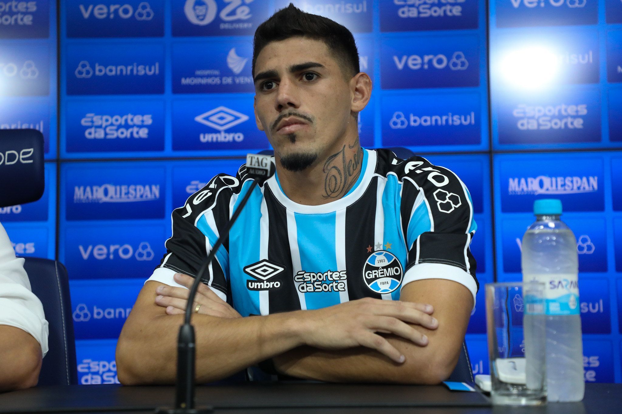 Mayk é apresentado no Grêmio e fala sobre emoção de estar no clube: ‘Desafio único na minha vida’