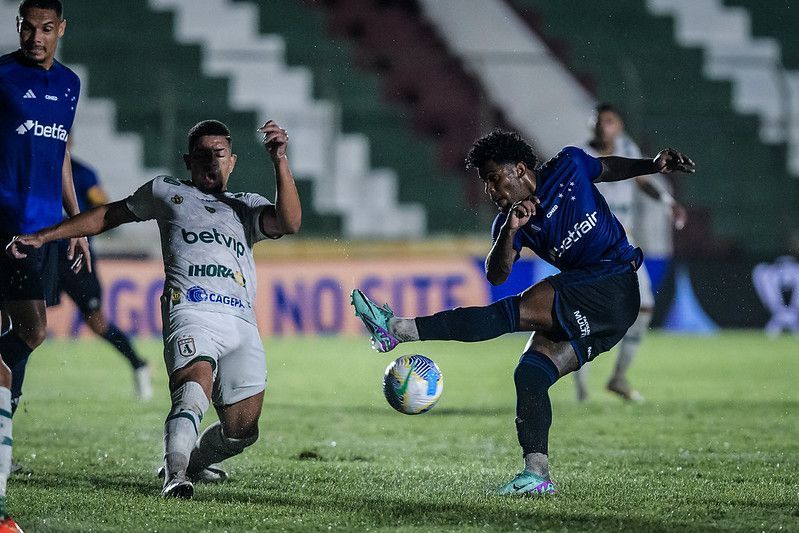 Cruzeiro leva gols no fim em campo encharcado, perde do Sousa-PB e é eliminado da Copa do Brasil