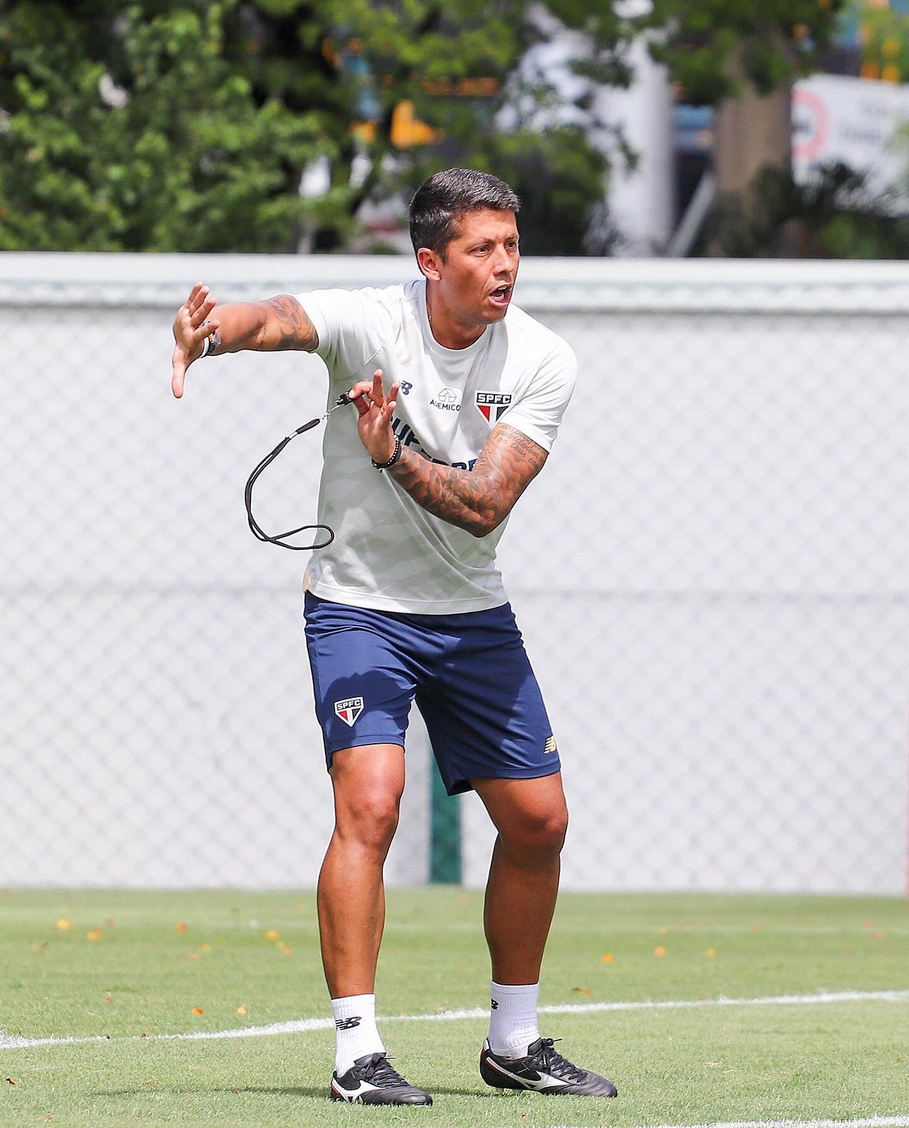 São Paulo insiste em busca no mercado por zagueiro canhoto; entenda motivo