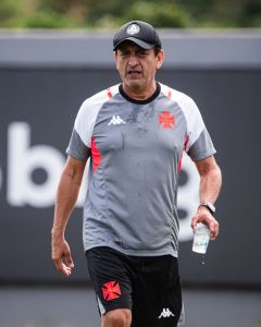 Técnico do Vasco, Ramón Díaz, quer a contratação de um volante