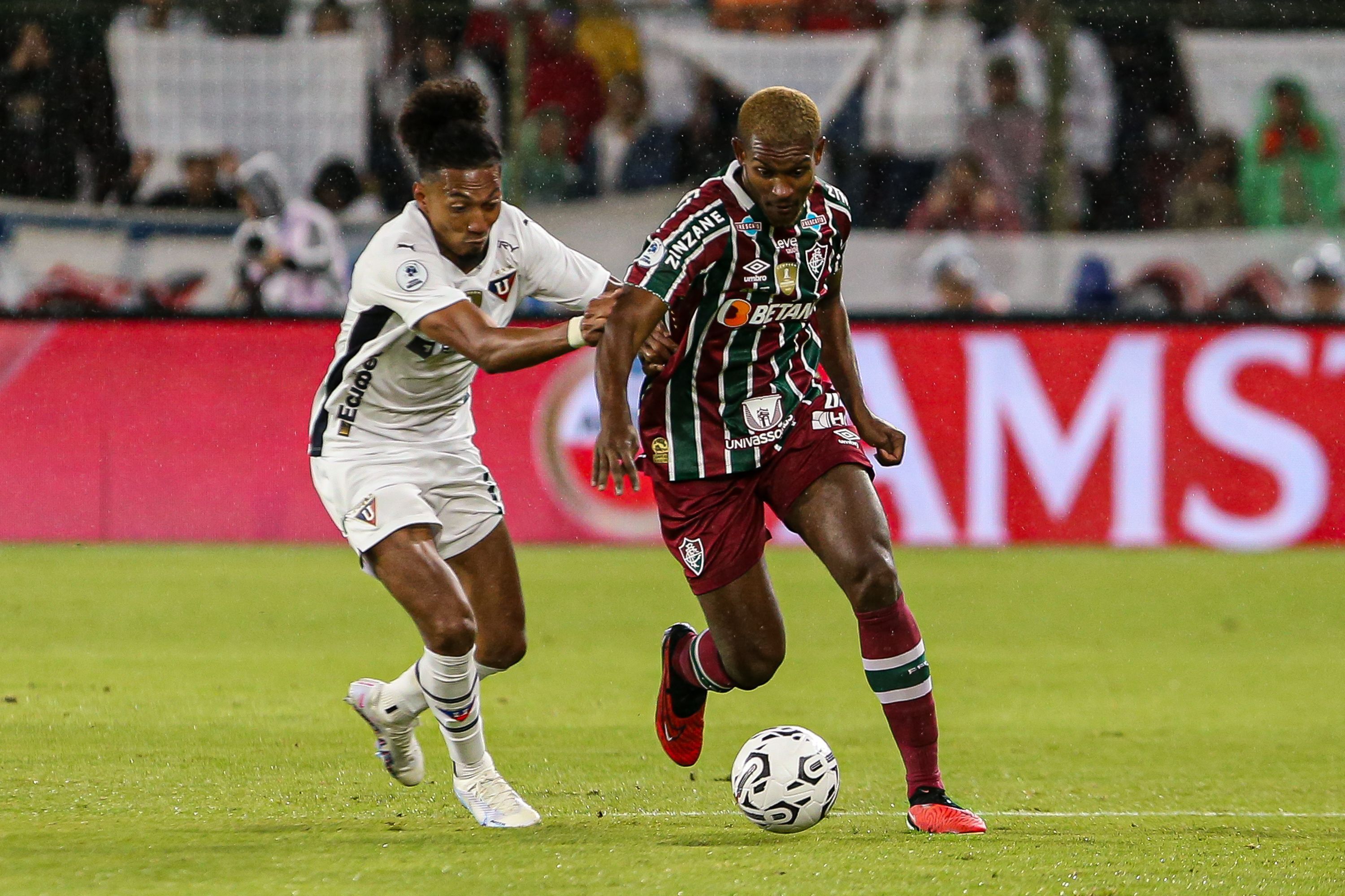 Zagueiro do Fluminense não mede palavras para analisar arbitragem na Recopa: ‘Fomos roubados’
