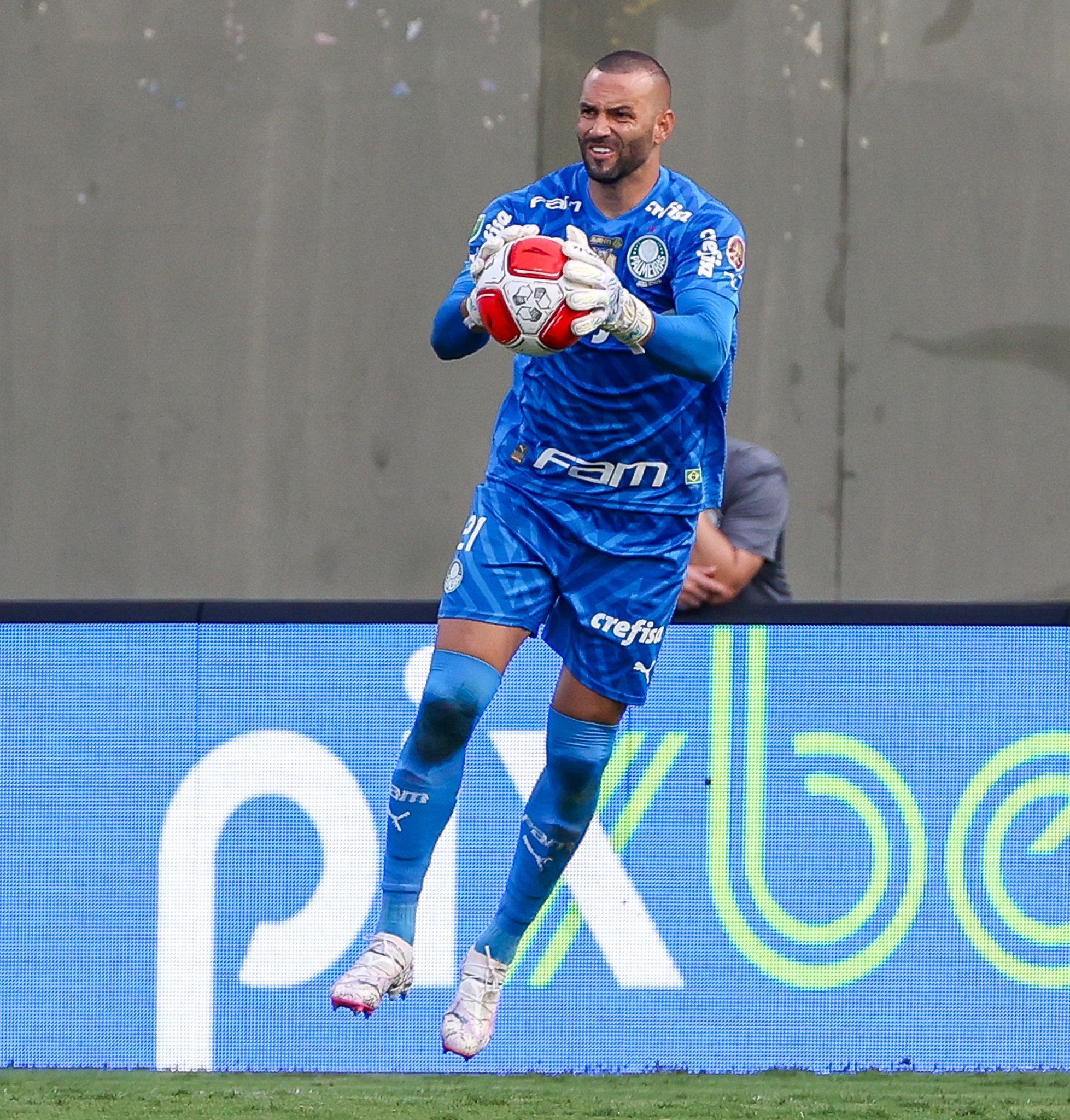 Após falha em clássico, Weverton se recupera e ganha elogios no Palmeiras