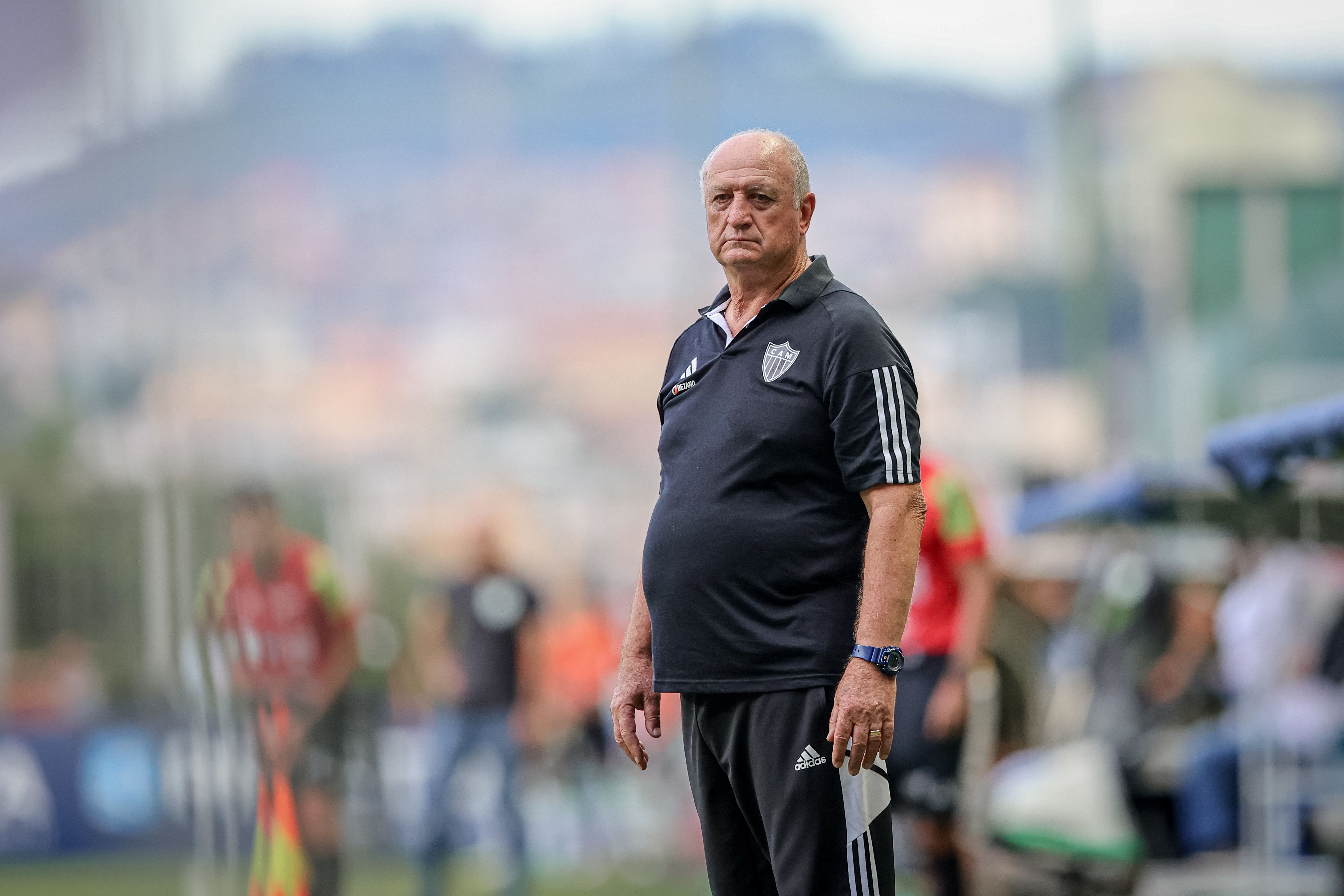 Pressionado, Felipão ainda não venceu clássicos no comando do Atlético