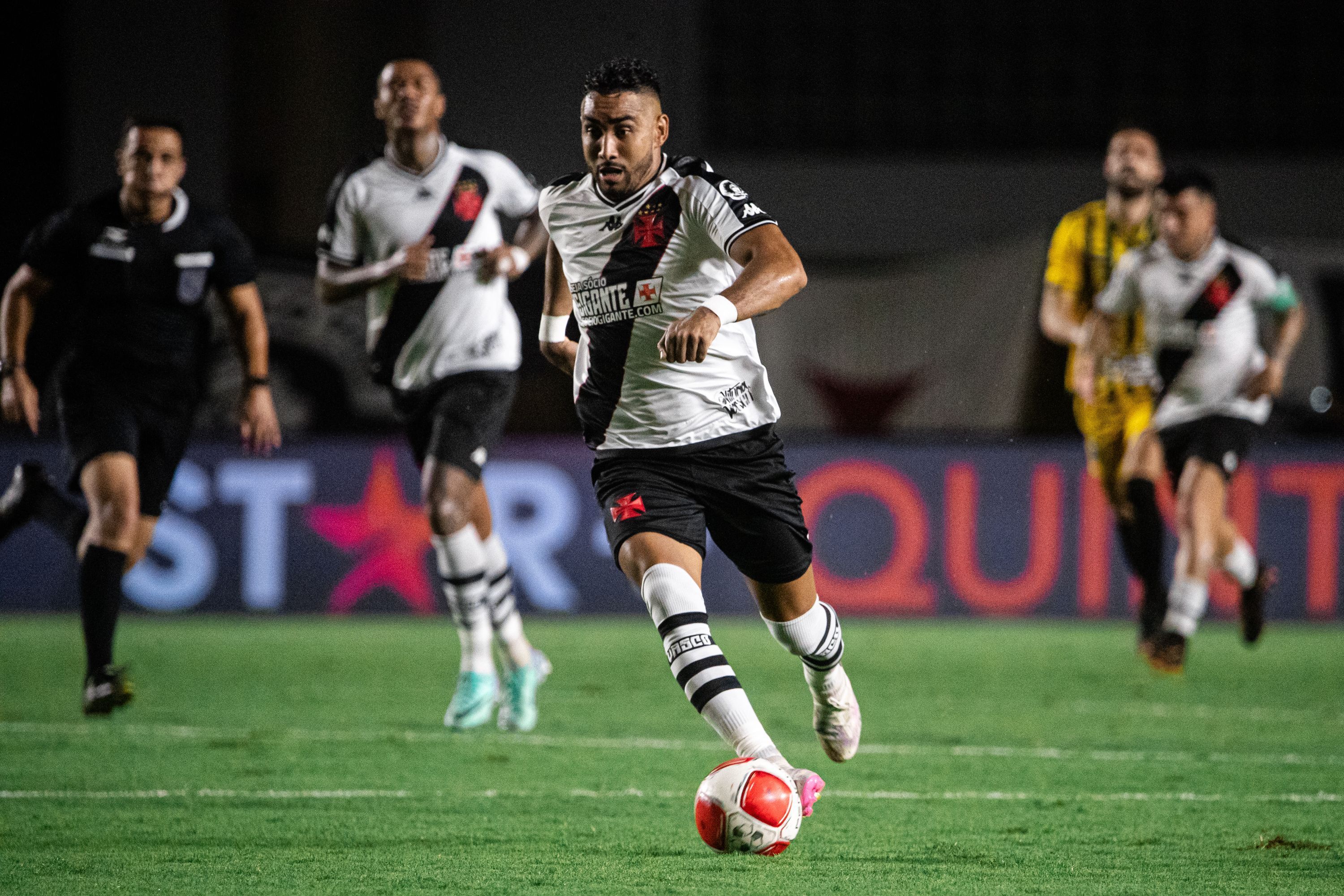 Dimitri Payet desfalca o Vasco na estreia pela Copa do Brasil