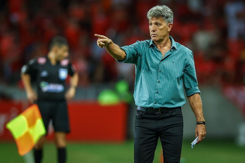 Renato reconhece méritos do Inter e reclama de arbitragem após derrota do Grêmio no GreNal