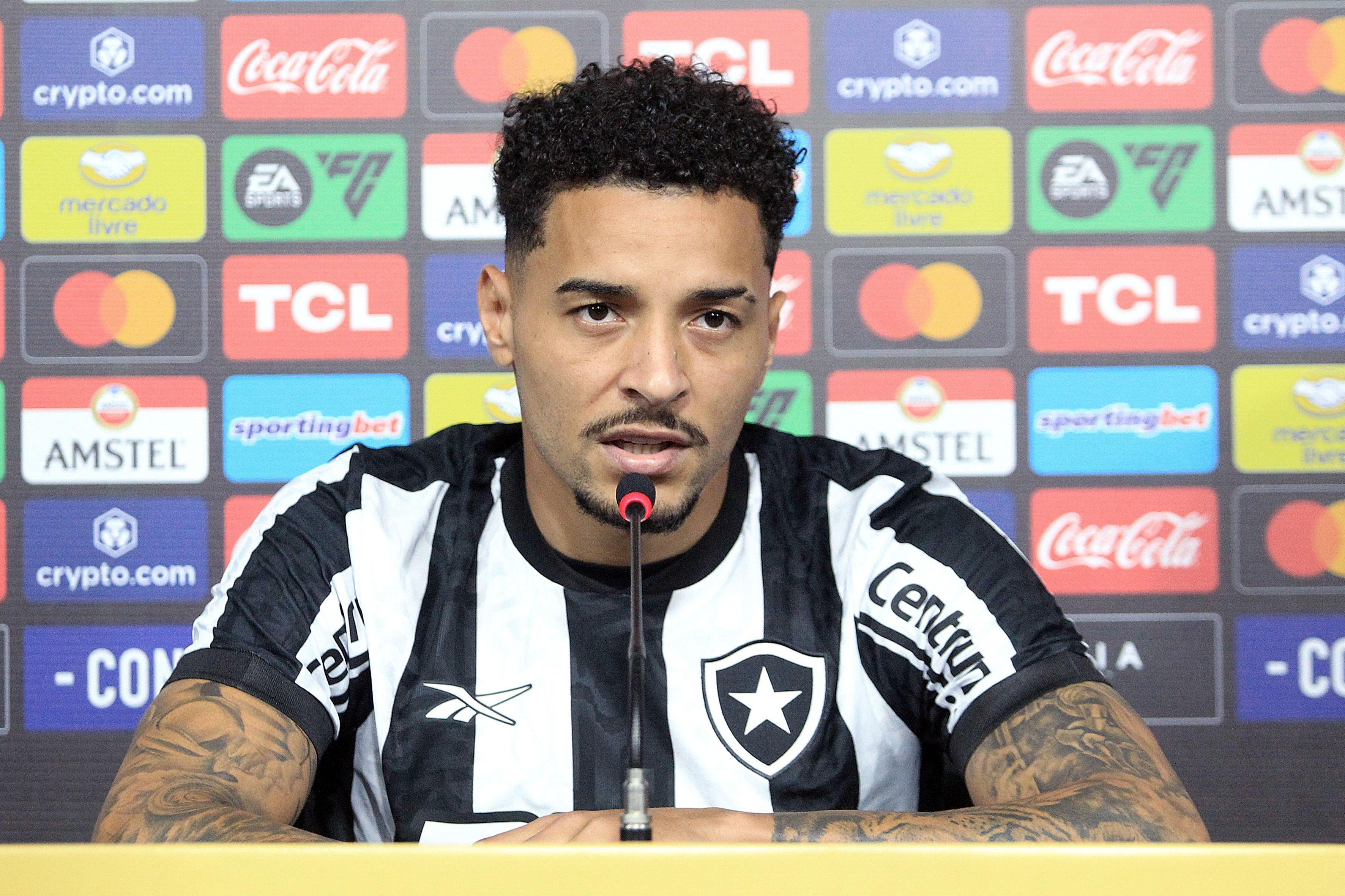 Gregore elogia meio-campistas do Botafogo e afirma: 'Preferência é estar em campo'