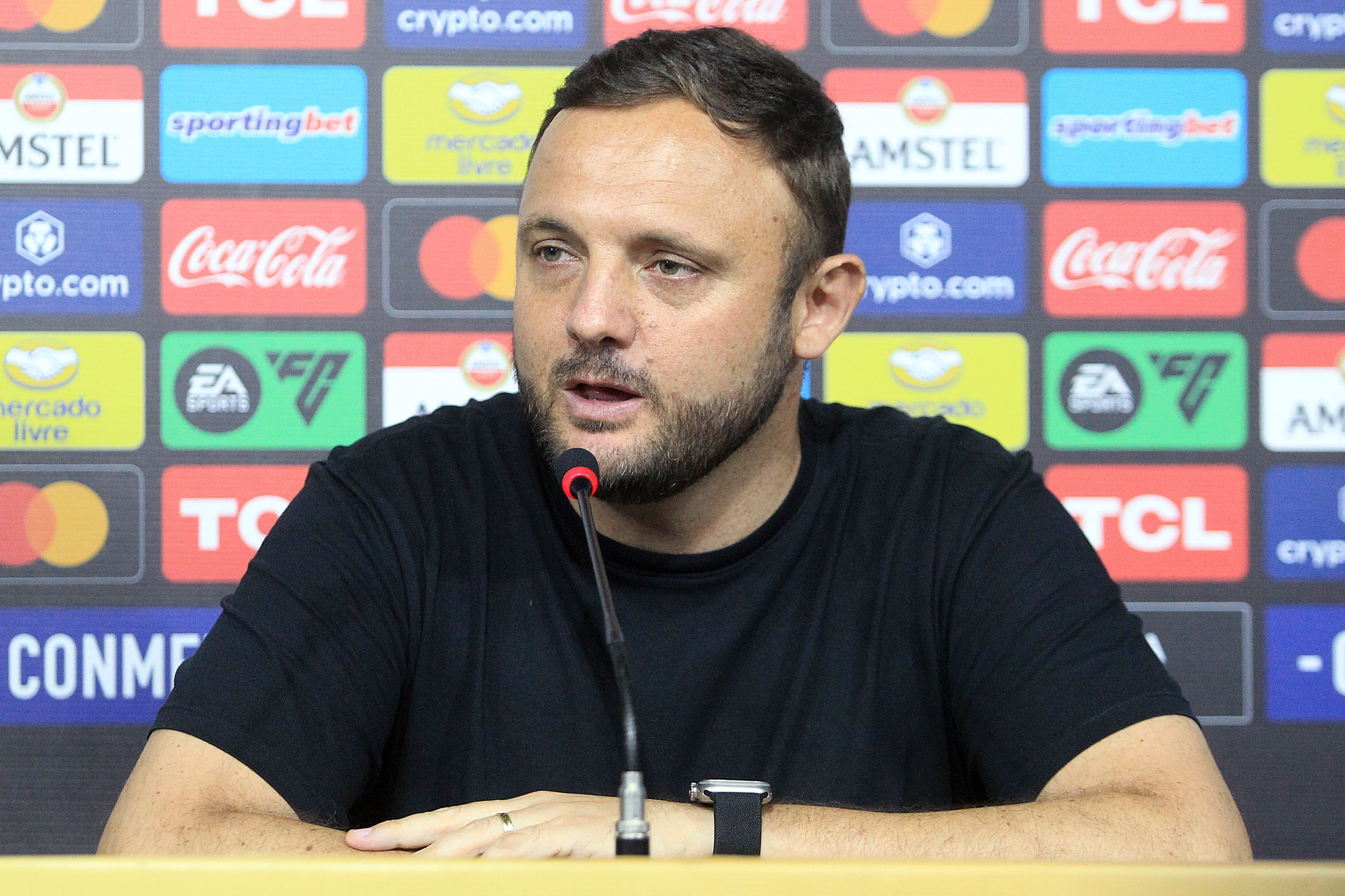 Diretor do Botafogo atualiza busca por técnico e prega foco na Libertadores