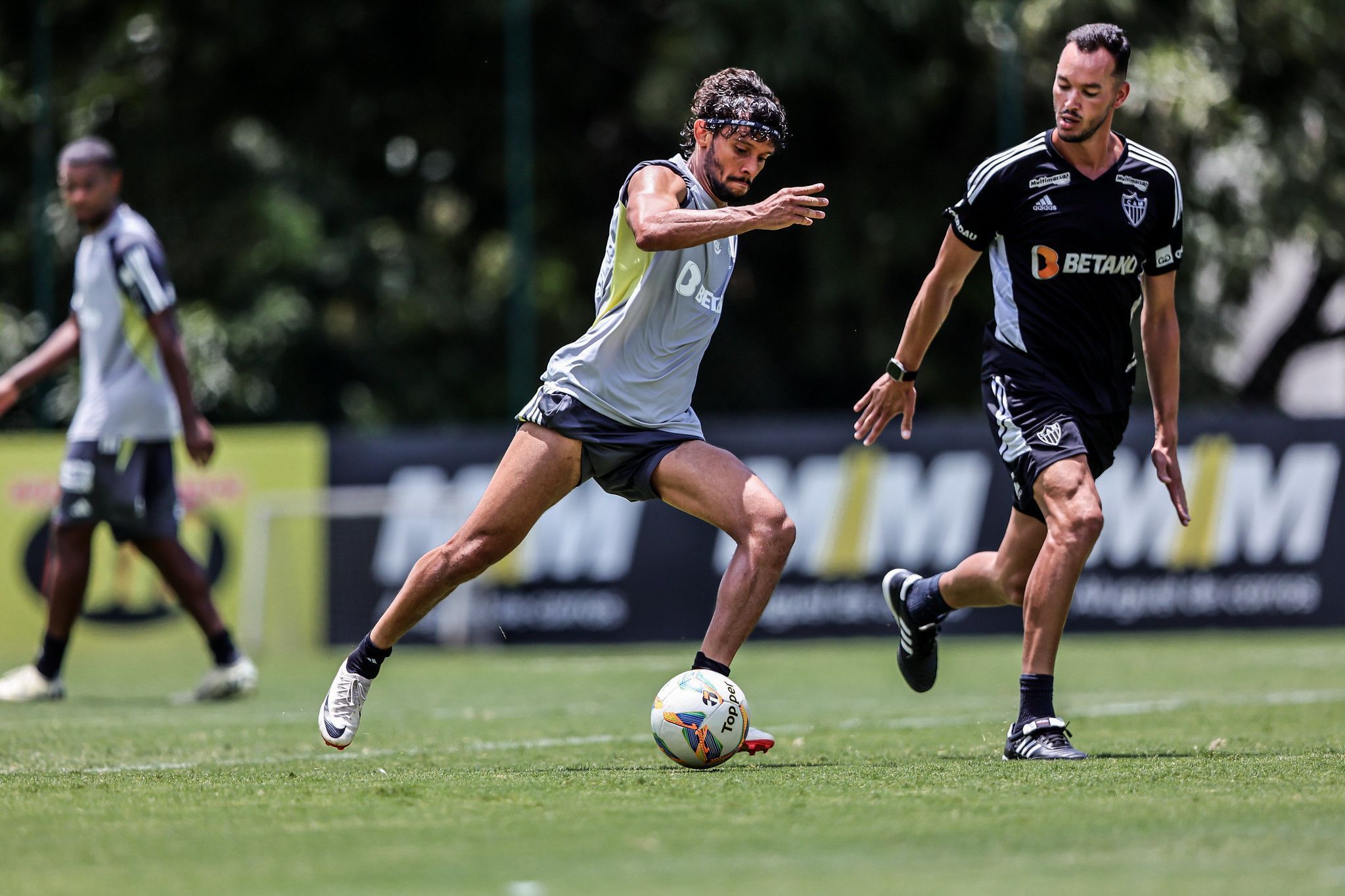 Ídolo do Atlético ‘deixa aposentadoria’ e participa de treino na Cidade do Galo